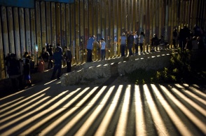 Πολίτες στο τείχος στα σύνορα ΗΠΑ με το Μεξικό