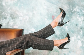 8 τρόποι για να απαλλαγείς άμεσα από την κακοσμία των παπουτσιών 