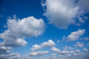 Καιρός: Αραιές νεφώσεις με υψηλές θερμοκρασίες 