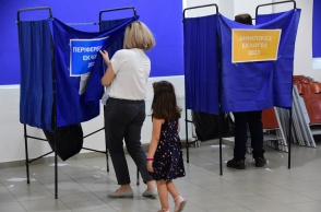 Κοριτσάκι μαζί με τη μητέρα του μπαίνει σε παραβάν για να ψηφίσει στις Δημοτικές και Περιφερειακές Εκλογές 2023