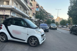 Οδηγός παράτησε το αυτοκίνητο στη μέση του δρόμου και έφυγε