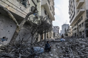 Γυναίκα κάθεται σε χαλάσματα σε πόλη του Ισραήλ