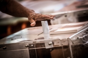 Χέρι ρίχνει το ψηφοδέλτιο στην κάλπη