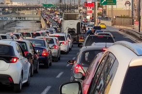 Αυτοκίνητα σε στοίχους λόγω κίνησης σε κεντρικό δρόμο της Αθήνας