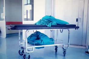 Φορείο στη μέση διαδρόμου και πάνω του διπλωμένα σεντόνια