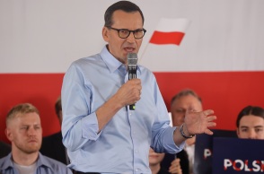 Πολωνία: Τρεις ημέρες πριν από τις εκλογές, ο πρωθυπουργός Ματέους Μοραβιέτσκι προειδοποιεί για «ισλαμιστές μαχητές» μεταξύ των μεταναστών.