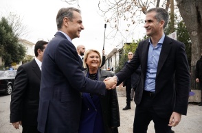 Ο Κυριάκος Μητσοτάκης και ο Κώστας Μπακογιάννης κάνουν χειραψία