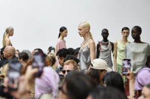 Μοντέλα στην πασαρέλα κατά τη διάρκεια της επίδειξης μόδας Kiko Kostadinov Ready to Wear Άνοιξη/Καλοκαίρι 2024 στην Εβδομάδα Μόδας του Παρισιού 