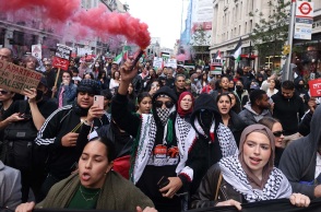 Πόλεμος Ισραήλ - Χαμάς: Διαδήλωση υπέρ των Παλαιστινίων στο κέντρο του Λονδίνου - Συνθήματα εναντίον των κυβερνήσεων της Βρετανίας και των ΗΠΑ.