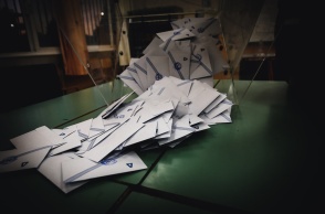 Ψηφοδέλτια βγαίνουν από την κάλπη