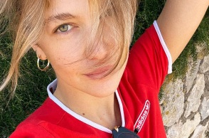 Κλέλια Ανδριολάτου: Η νέα δημοσίευση της πρωταγωνίστριας του «Maestro» στο Instagram - Με κόκκινο outfit και τόπλες φωτογραφία.