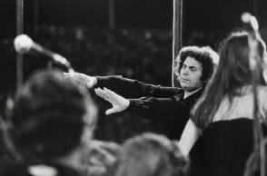 Σαν σήμερα 19 Οκτωβρίου 1964: Τo λαϊκό ορατόριο του Μίκη Θεοδωράκη «Άξιον Εστί» σε στίχους Οδυσσέα Ελύτη κάνει πρεμιέρα στο θέατρο RΕΧ στην Αθήνα.