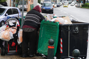 Η συγγραφέας Λένα Διβάνη γράφει για τους ανθρώπους που ψάχνουν στα σκουπίδια