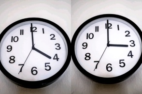 Ρολόι στα αριστερά δείχνει 4 και ρολόι στα δεξιά της φωτογραφίας δείχνει 3 κατόπιν αλλαγής σε χειμερινή ώρα