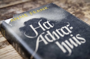 Φυλάκιση δύο μηνών επιβλήθηκε σε έναν άνδρα που αμφισβήτησε τη γνησιότητα του ημερολογίου της Άννας Φρανκ - Μύθοι και πραγματικότητα για τη θεωρία πλαστογραφίας