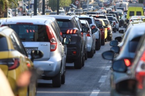 Αυτοκίνητα σε ουρά στο κέντρο της Αθήνας