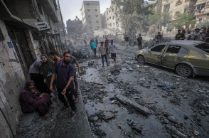 Στιγμιότυπο από περιοχή που δέχθηκε επίθεση στη Γάζα - Άτομα έξω από κτίρια