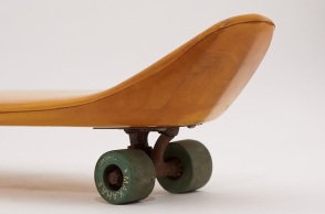 «Skateboard»: Εγκαινιάστηκε η έκθεση στο Design Museum του Λονδίνου - 90 σπάνιες και ξεχωριστές σανίδες ιχνηλατούν τη σχεδιαστική ιστορία του αθλήματος.
