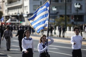 Σημαιοφόρος και παραστάτες σε παρέλαση