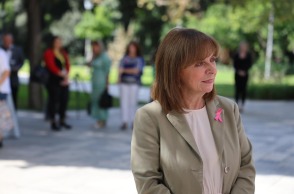 Η Πρόεδρος της Δημοκρατίας, Κατερίνα Σακελλαροπούλου, φορά το ροζ φιογκάκι για την Παγκόσμια Ημέρα κατά του καρκίνου του μαστού