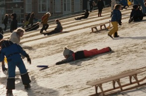 «Occupied City»: Στη δημοσιότητα το τρέιλερ του τετράωρου ντοκιμαντέρ που υπογράφει ο Στιβ ΜακΚουίν - Στο επίκεντρο το Άμστερνταμ του Β' Παγκοσμίου Πολέμου.