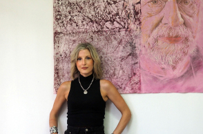 Προτζέκτορας: Μια συζήτηση με την εικαστικό Βίβιαν Χαλκίδη για την τέχνη ως μέσο έκφρασης κοινωνικών προβληματισμών.