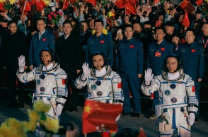 Κίνα: Το νεαρότερο πλήρωμα κινέζων αστροναυτών κατευθύνεται προς τον διαστημικό σταθμό Τιανγκόνγκ - Μέση ηλικία του πληρώματος είναι τα 38 έτη.