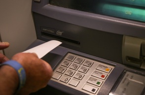 Αύξηση κατά 9,6 δισ. ευρώ ή 7,6% σημειώθηκε πέρυσι στο διαθέσιμο εισόδημα των νοικοκυριών, σύμφωνα με την ΕΛΣΤΑΤ - Τα στοιχεία για την καταναλωτική δαπάνη.