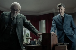 Άντονι Χόπκινς: Κυκλοφόρησε το πρώτο τρέιλερ της ταινίας «Freud’s Last Session» - Ο διάσημος ηθοποιός υποδύεται τον Σίγκμουντ Φρόιντ.