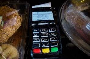 Μηχάνημα POS για τις τραπεζικές συναλλαγές δίπλα σε αρτοσκευάσματα