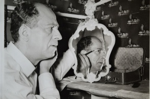 Ο Μϊμης Φωτόπουλος μπροστά από καθρέφτη στο καμαρίνι του