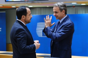 Ο Κυριάκος Μητσοτάκης και ο Σαρλ Μισέλ συνομιλούν στο περιθώριο της Συνόδου Κορυφής