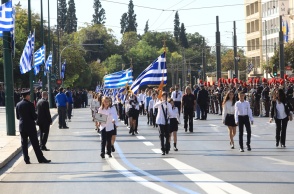 Στιγμιότυπο από τη μαθητική παρέλαση στην Αθήνα - Σημαιοφόροι παρελαύνουν στο Σύνταγμα