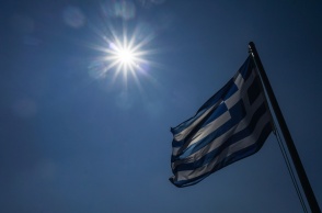 Ο ήλιος και δίπλα η ελληνική σημαία