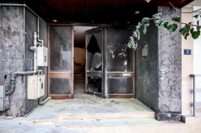 Ζημιές από την έκρηξη με γκαζάκια σε είσοδο πολυκατοικίας στα Ιλίσια