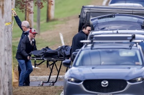 Οι αρχές μεταφέρουν πτώμα μέσα σε σάκο μετά το μακελειό με τους 18 νεκρούς στο Μέιν