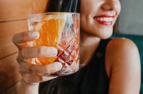 Έρευνα: Το 13,7% των ατόμων που διασκεδάζουν το Σαββατοκύριακο ξεπερνά το επιτρεπτό όριο αλκοόλ στην Ελλάδα - Στα μεγάλα αστικά κέντρα οι περισσότεροι.