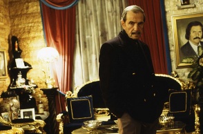 Νίκος Φώσκολος: Το αφιέρωμα της Finos Film για τα 10 χρόνια από τον θάνατο του έλληνα σκηνοθέτη και σεναριογράφου - Με πλάνα από εμβληματικές ταινίες του.