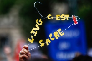 Γαλλία: Η χώρα θα κατοχυρώσει στο Σύνταγμα την ελευθερία της γυναίκας να επιλέγει μία εθελούσια διακοπή της εγκυμοσύνης της.