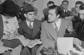 Σαν σήμερα 30 Οκτωβρίου: Το 1938, ο Όρσον Γουέλς παρουσιάζει στο αμερικανικό ραδιόφωνο τον «Πόλεμο των Κόσμων» του Χ. Τζ. Γουέλς προκαλώντας ανησυχία στο κοινό.