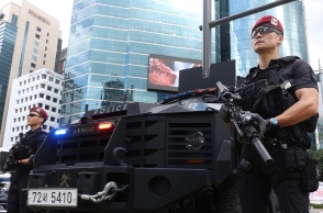 Νότια Κορέα: Άνδρας τραυμάτισε με μαχαίρι δύο αστυνομικούς έξω από το συγκρότημα όπου βρίσκεται το γραφείο του προέδρου.