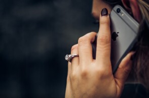 Γυναίκα μιλάει στο τηλέφωνο