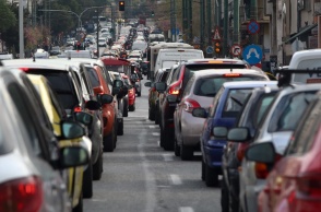 Αυτοκίνητα «κολλημένα» στην κίνηση στο κέντρο της Αθήνας