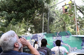 Οι κάτοικοι των Εξαρχείων αντιδρούν στην κοπή δέντρων λόγω των έργων του μετρό