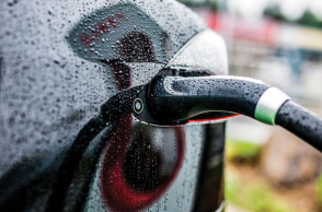 Είναι ασφαλές να φορτίζουμε το ηλεκτροκίνητο αυτοκίνητο όταν βρέχει;