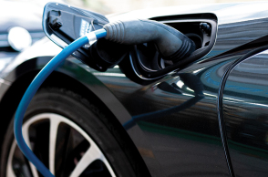 Είναι ασφαλές να φορτίζουμε το ηλεκτροκίνητο αυτοκίνητο όταν βρέχει;