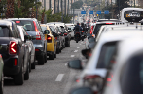 Αυτοκίνητα σε στοίχους λόγω κίνησης σε κεντρικό δρόμο της Αθήνας