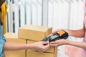 Περιορισμοί στη χρήση μετρητών: Ποιες περιπτώσεις προβλέπει το νομοσχέδιο Χατζηδάκη