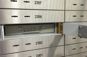 Τι κρύβουν οι τραπεζικές θυρίδες των πολιτικών;