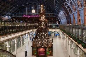 Το χριστουγεννιάτικο δέντρο του σταθμού St. Pancras στο Λονδίνο